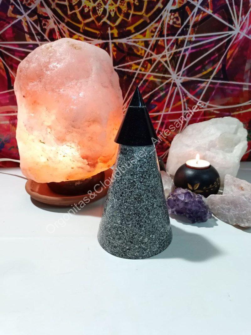 Orgonita Pirámide Cono con punta de Magnetita - Imagen 2