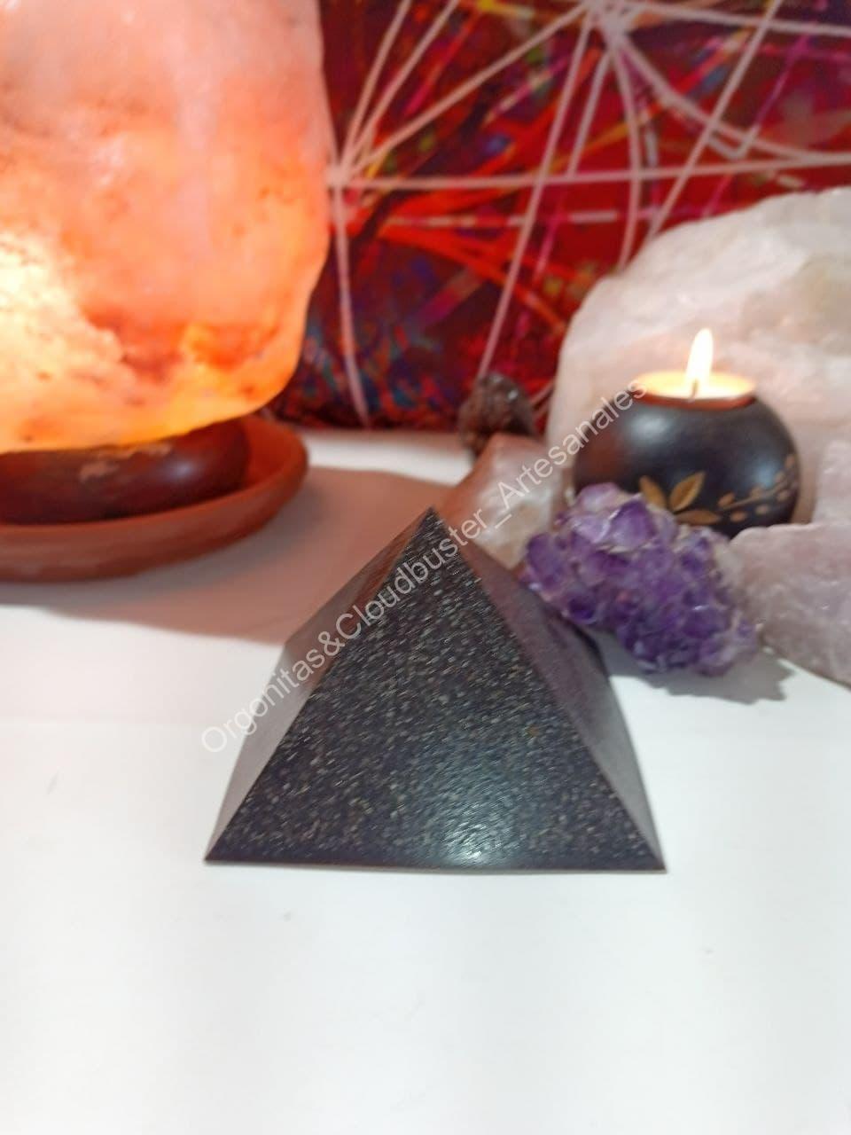Orgonita Artesanal VIRUTA DE HIERRO Pirámide Grande 4 lados - Imagen 2