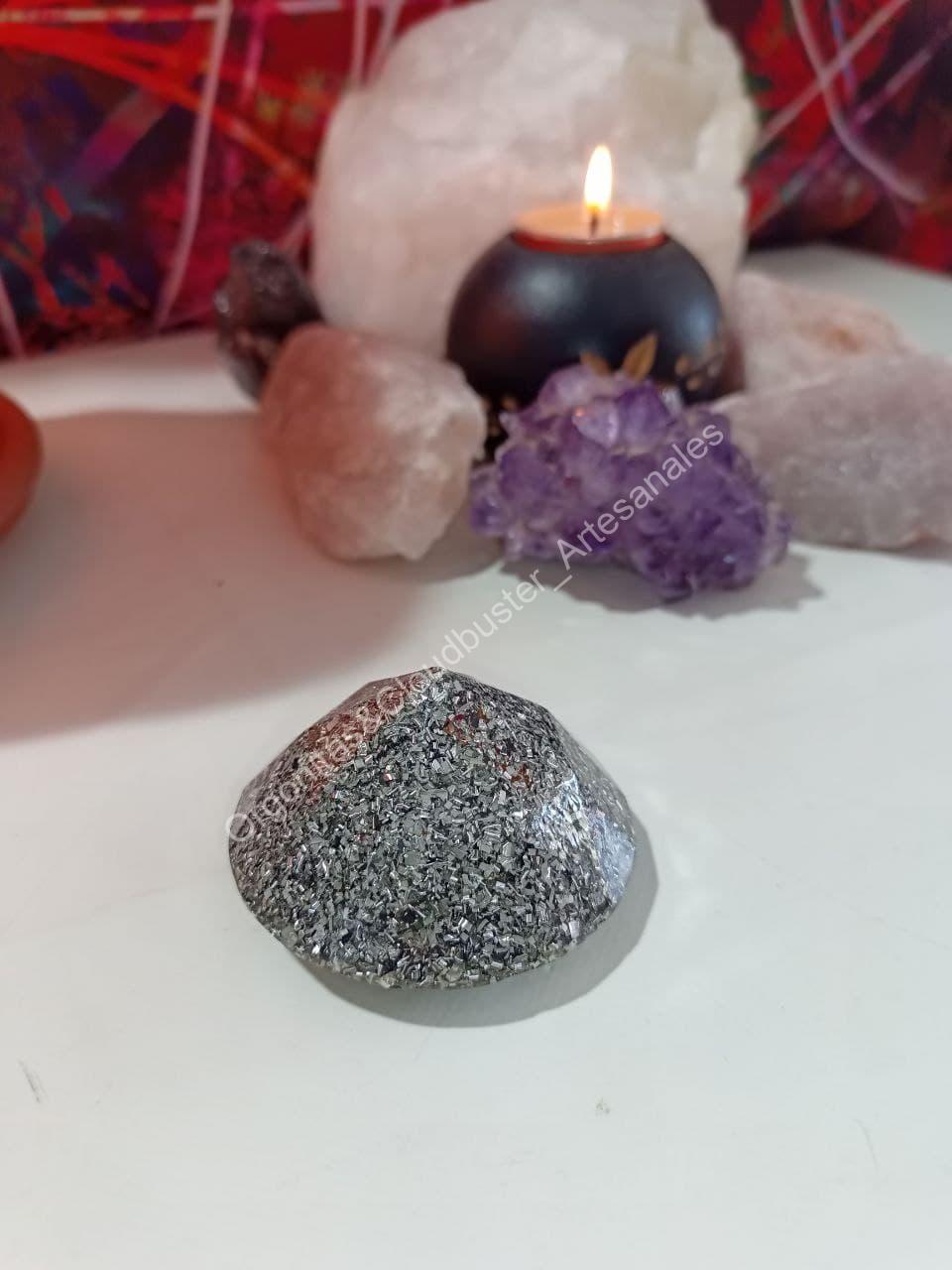 Orgonita Artesanal / Electronite Pirámide formato diamante Grande - Imagen 3