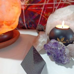 Orgonita Artesanal VIRUTA DE HIERRO Pirámide 3 lados