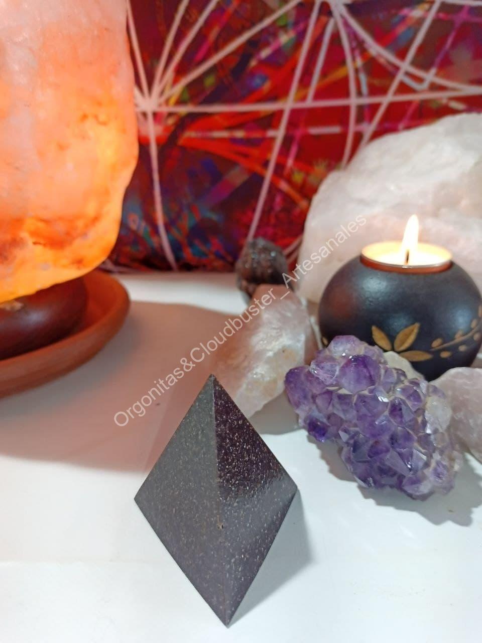 Orgonita Artesanal VIRUTA DE HIERRO Pirámide 3 lados