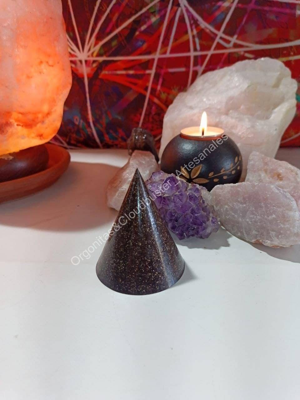 Orgonita Artesanal VIRUTA DE HIERRO Pirámide cono - Imagen 2