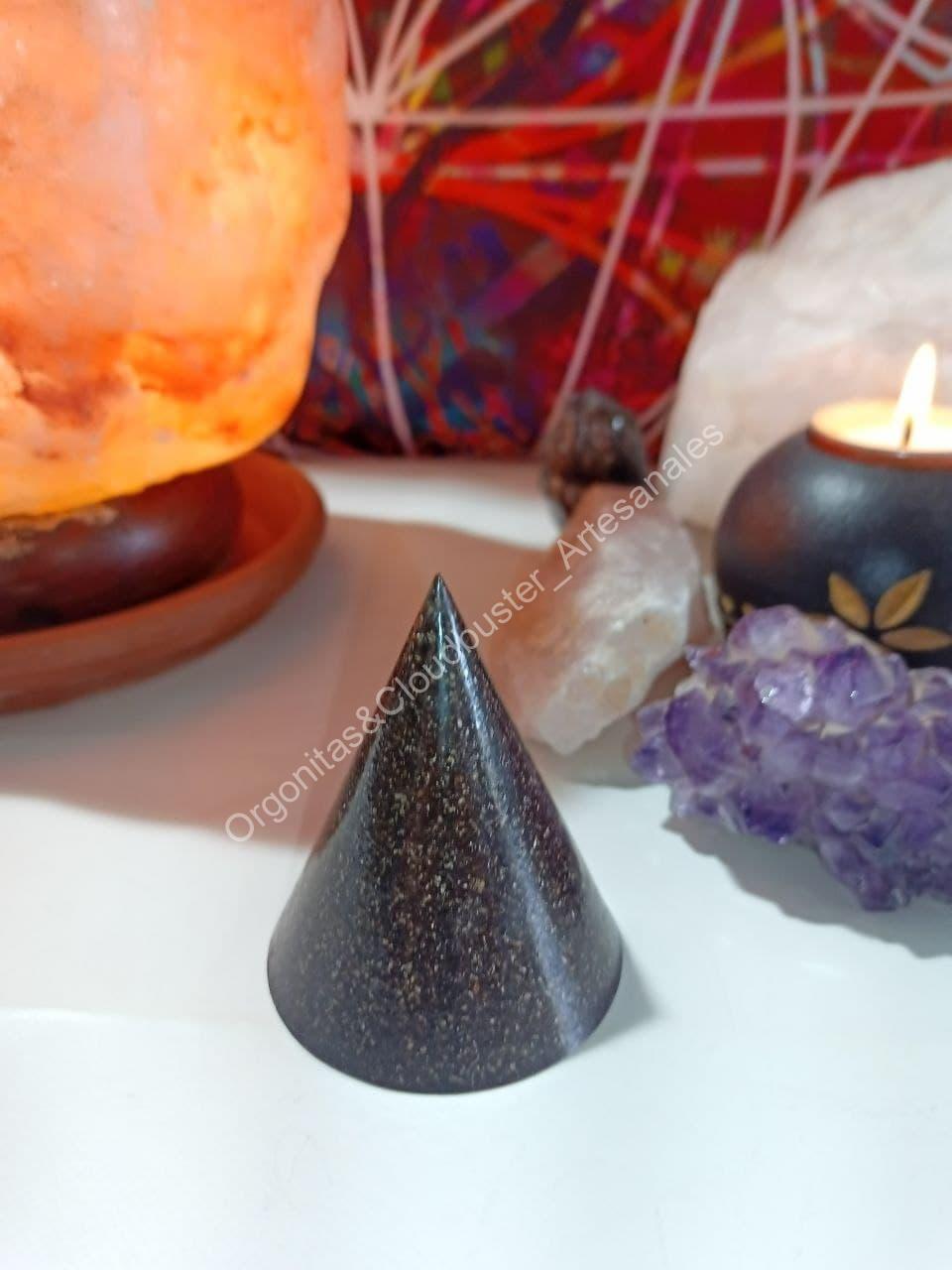 Orgonita Artesanal VIRUTA DE HIERRO Pirámide cono