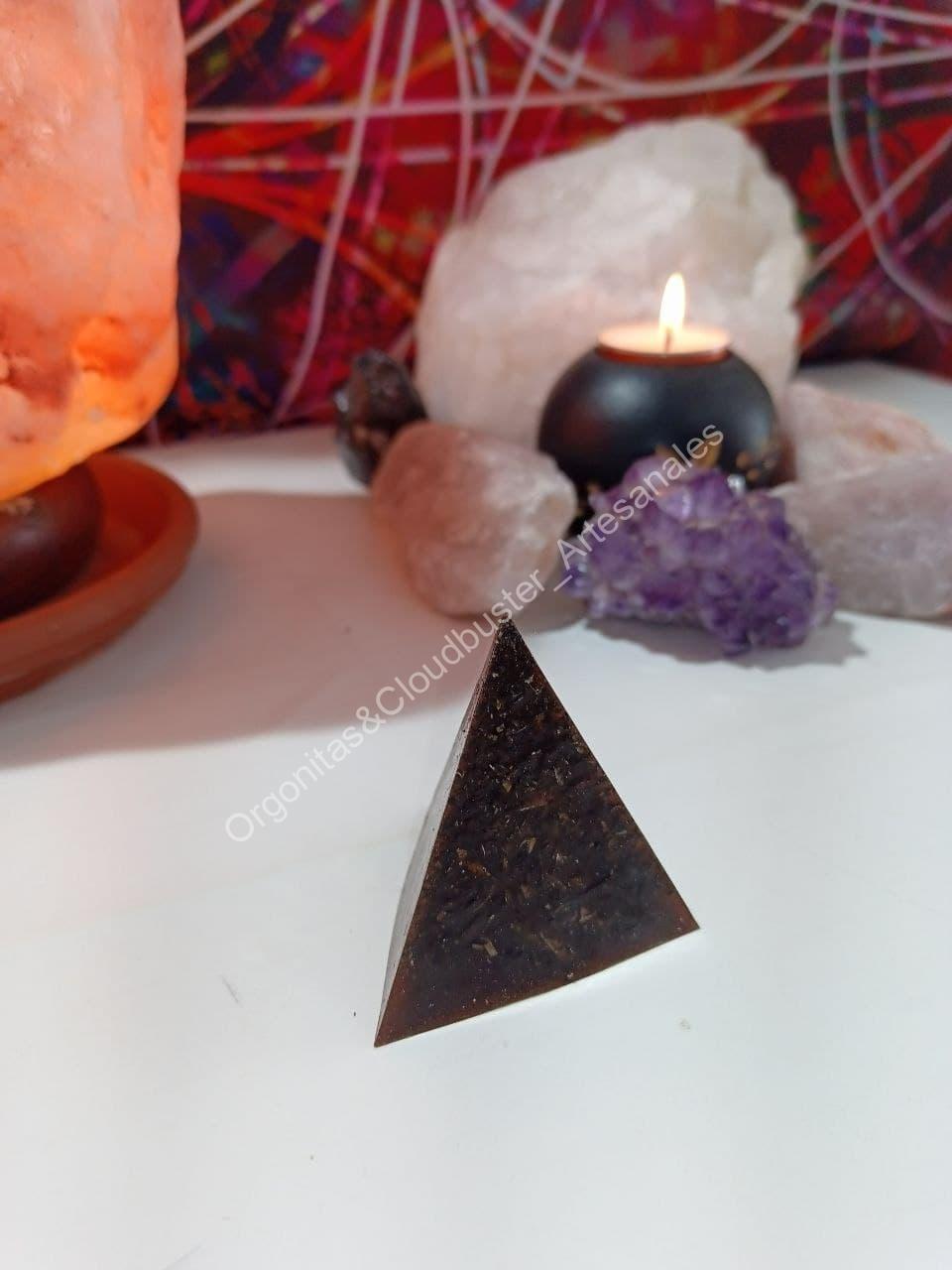 Orgonita Artesanal VIRUTA DE HIERRO Pirámide 3 lados - Imagen 5