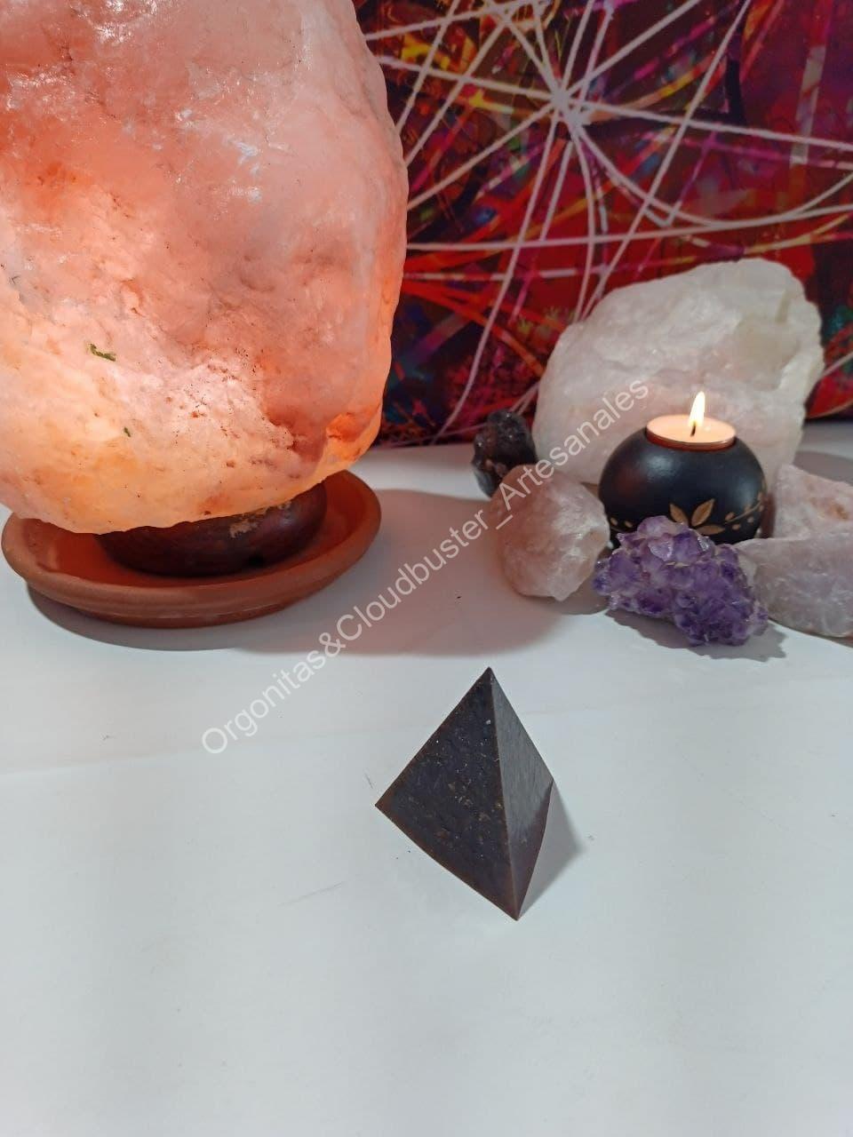 Orgonita Artesanal VIRUTA DE HIERRO Pirámide 3 lados - Imagen 3