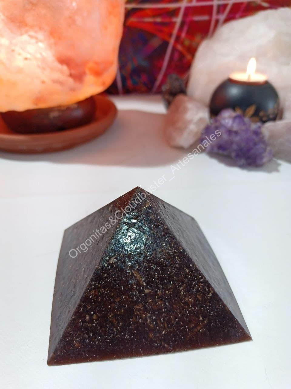 Orgonita Artesanal VIRUTA DE HIERRO Pirámide Grande 4 lados - Imagen 6