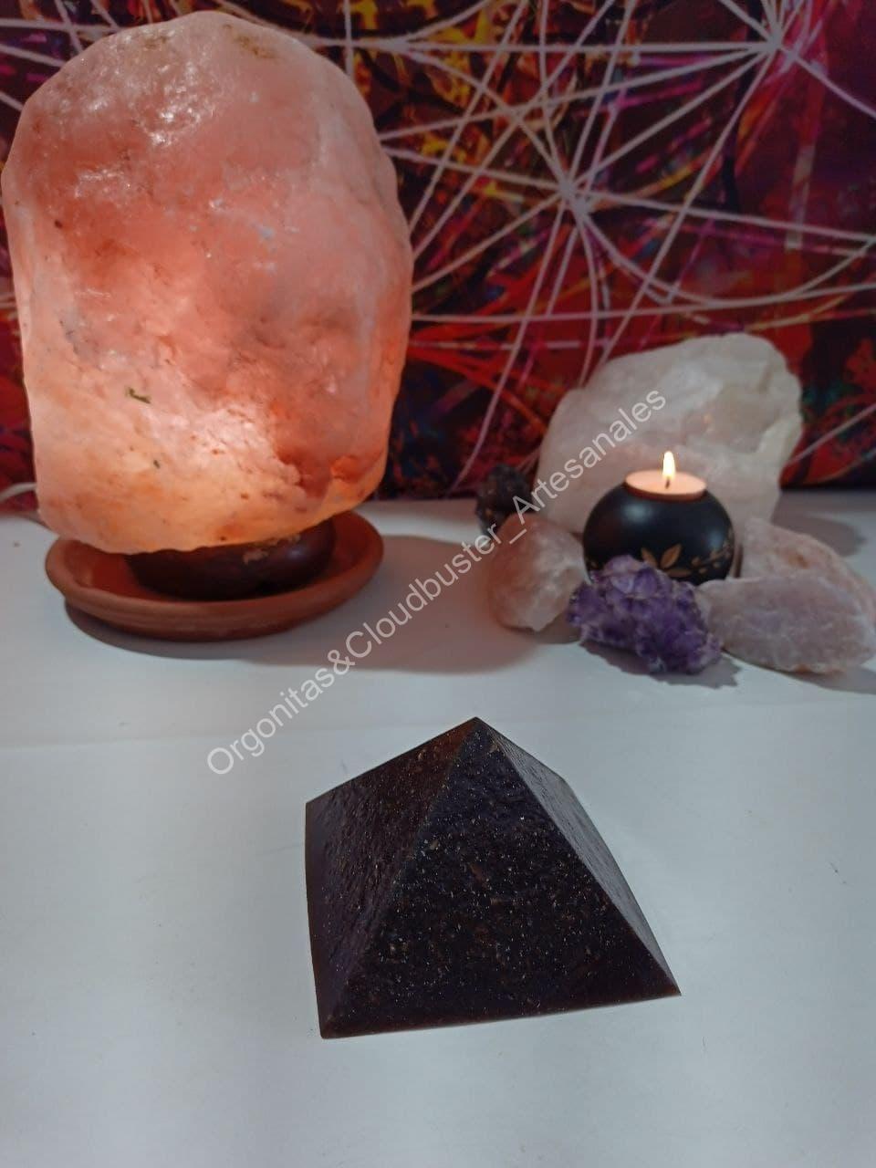 Orgonita Artesanal VIRUTA DE HIERRO Pirámide Grande 4 lados - Imagen 4