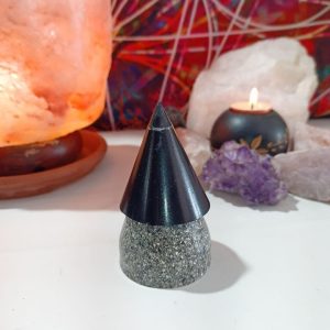 Orgonita Artesanal VIRUTA ALUMINIO con punta de Magnetita Pirámide Cono pequeña