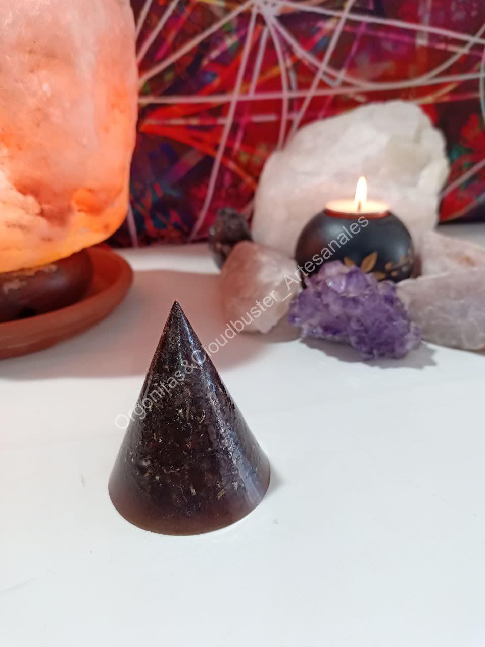 Orgonita Artesanal VIRUTA DE HIERRO Pirámide cono - Imagen 6