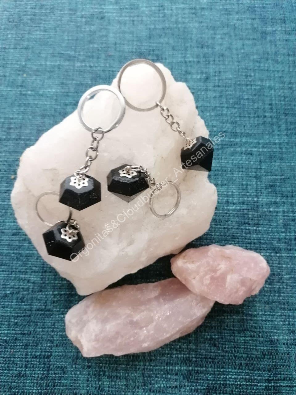 Orgonita Artesanal LLAVERO DE MAGNETITA formato DIAMANTE - Imagen 3