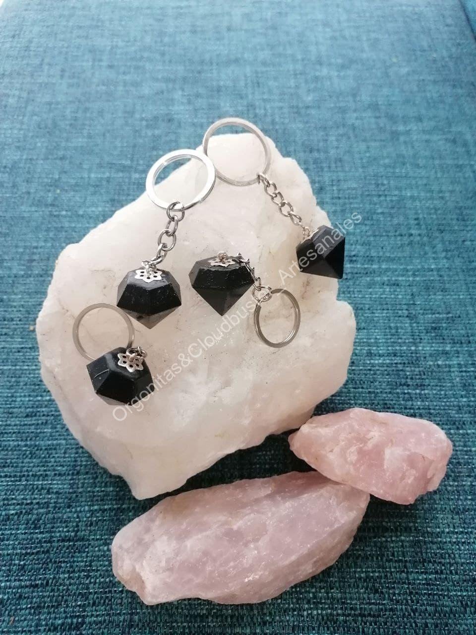 Orgonita Artesanal LLAVERO DE MAGNETITA formato DIAMANTE - Imagen 2
