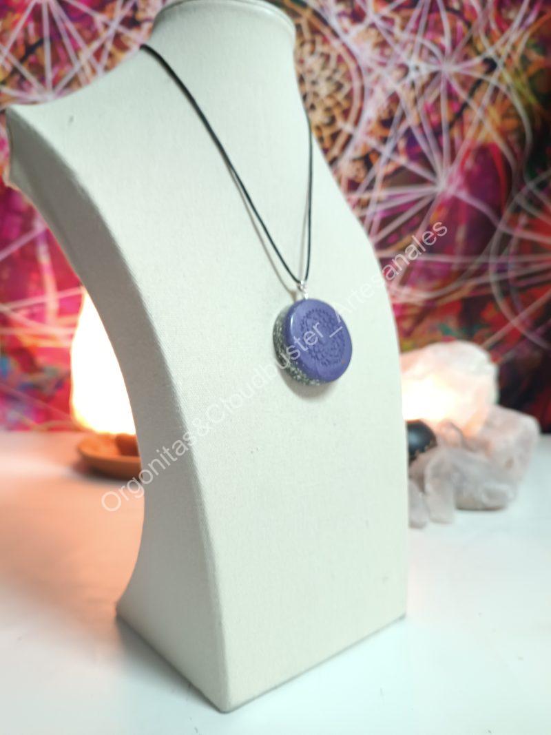 Orgonita Artesanal / Electronite Colgante o llavero Chakra Corona formato Semicirculo - Imagen 4