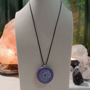 Orgonita Artesanal / Electronite Colgante o llavero Chakra Corona formato Semicirculo