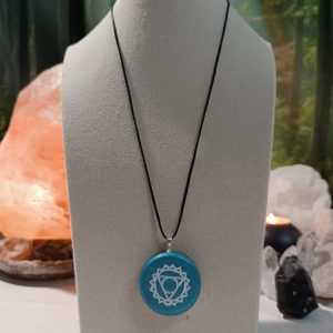 Orgonita Artesanal / Electronite Colgante o llavero Chakra de Garganta formato Semicirculo