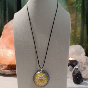 Orgonita Artesanal / Electronite Colgante o llavero Chakra Plexo Solar formato Semiesfera