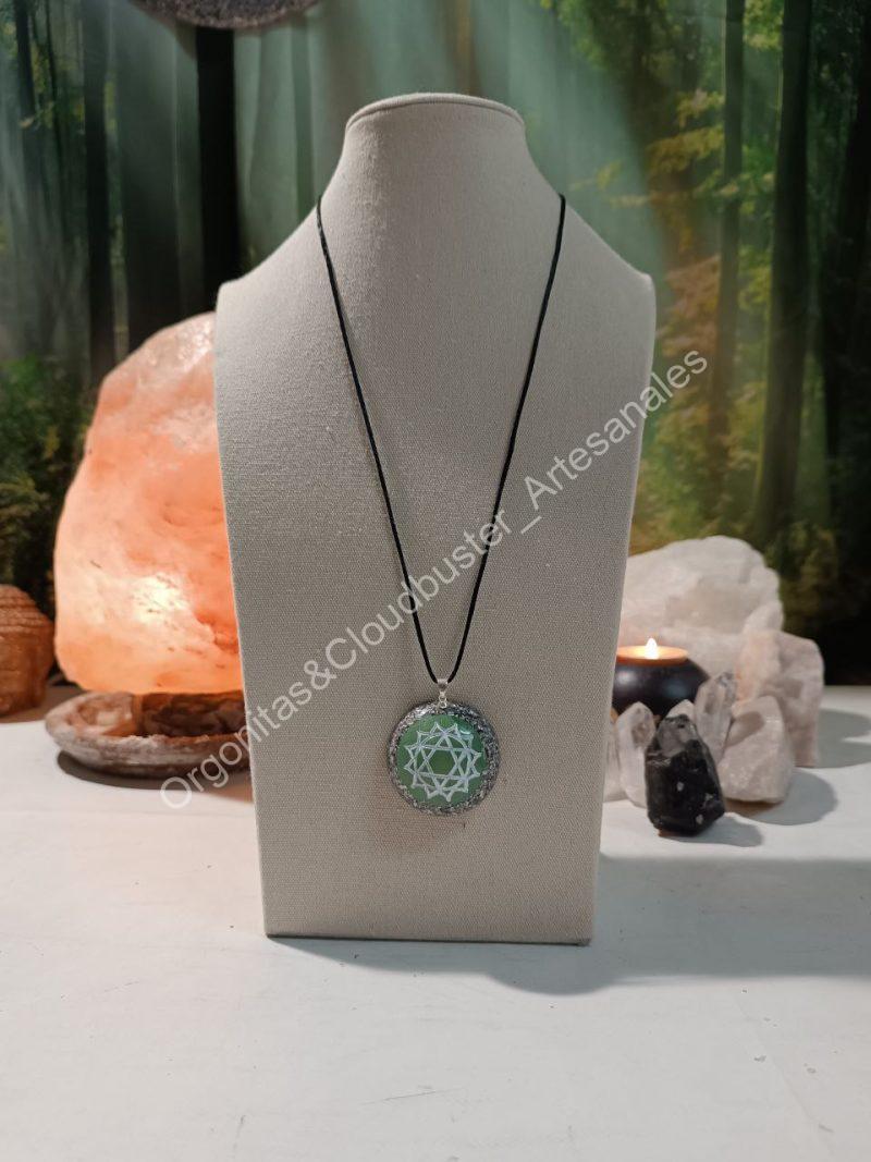 Orgonita Artesanal / Electronite Colgante o llavero Chakra Corazón o Cardíaco formato Semiesfera - Imagen 4