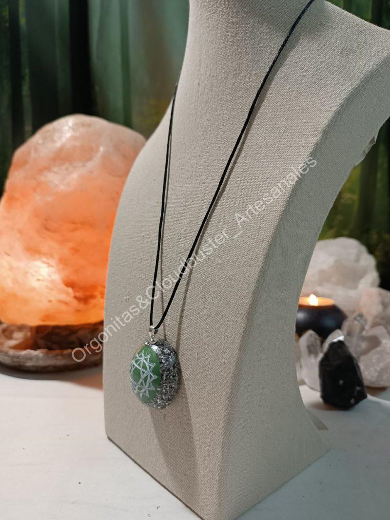 Orgonita Artesanal / Electronite Colgante o llavero Chakra Corazón o Cardíaco formato Semiesfera - Imagen 3