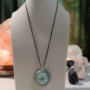 Orgonita Artesanal / Electronite Colgante o llavero Chakra Corazón o Cardíaco formato Semiesfera