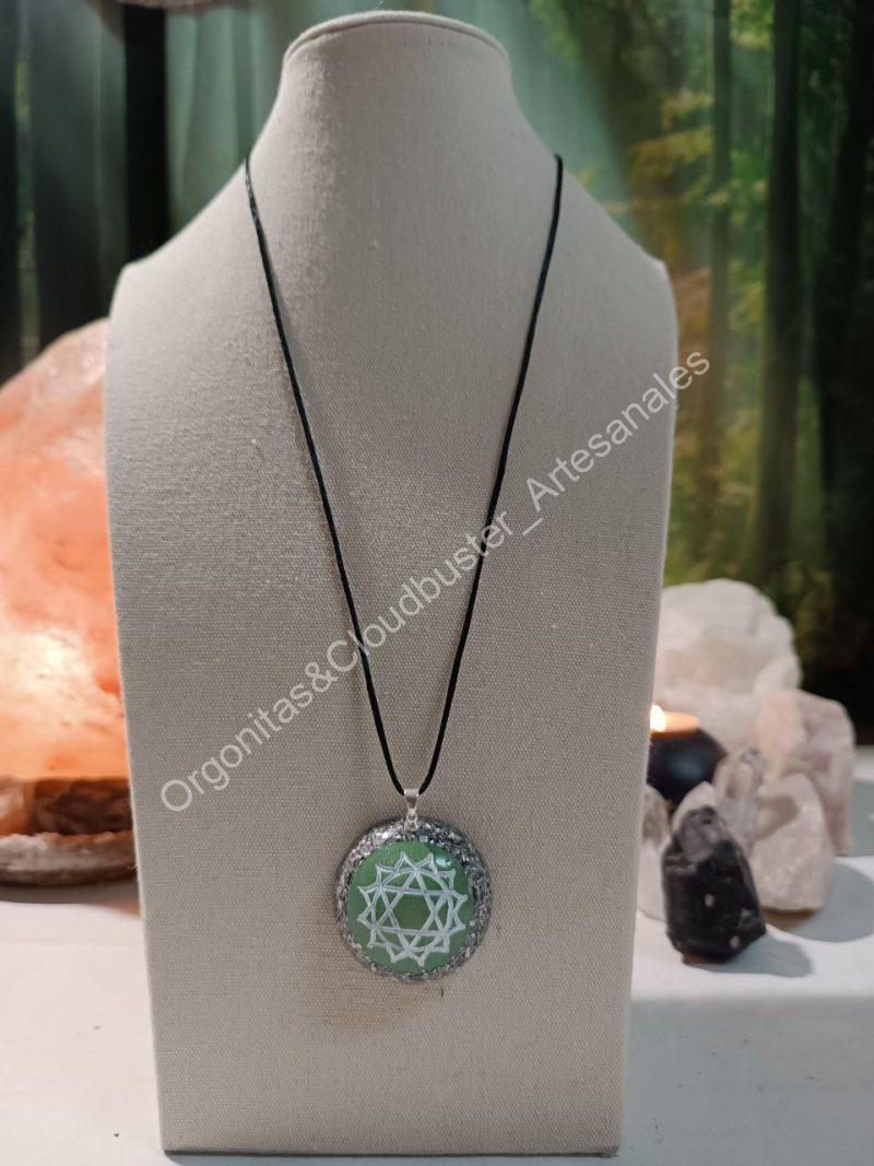 Orgonita Artesanal / Electronite Colgante o llavero Chakra Corazón o Cardíaco formato Semiesfera