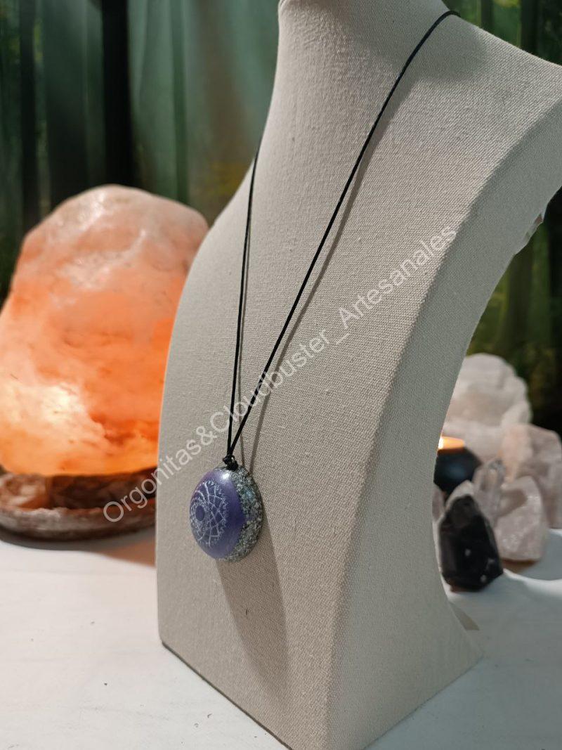 Orgonita Artesanal / Electronite Colgante o llavero Chakra Corona formato Semiesfera - Imagen 3