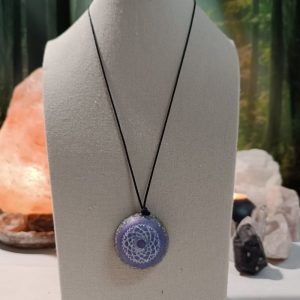 Orgonita Artesanal / Electronite Colgante o llavero Chakra Corona formato Semiesfera