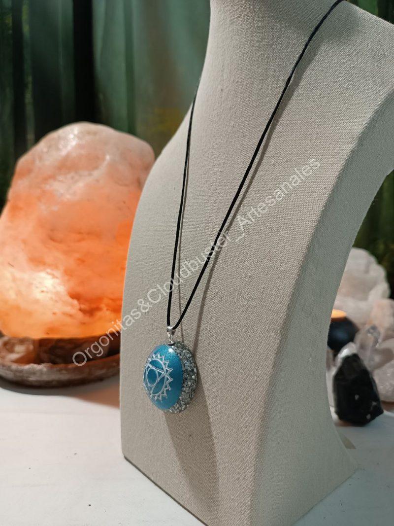 Orgonita Artesanal / Electronite Colgante o llavero Chakra de Garganta formato Semiesfera - Imagen 3