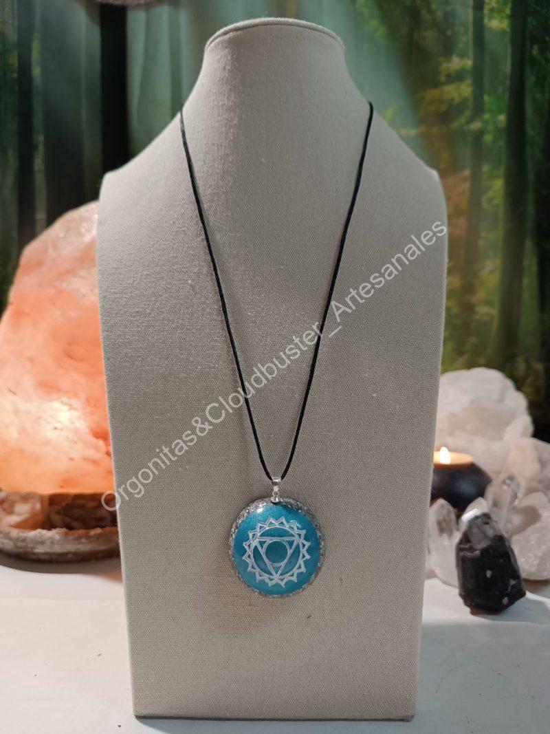 Orgonita Artesanal / Electronite Colgante o llavero Chakra de Garganta formato Semiesfera