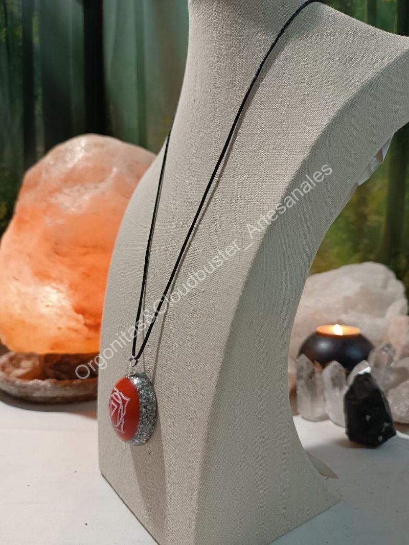 Orgonita Artesanal / Electronite Colgante o llavero Chakra Raíz formato Semiesfera - Imagen 3