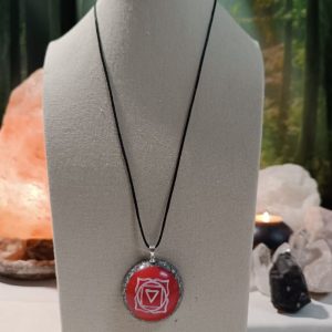 Orgonita Artesanal / Electronite Colgante o llavero Chakra Raíz formato Semiesfera