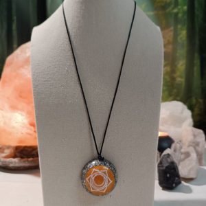 Orgonita Artesanal / Electronite Colgante o llavero Chakra Sacro formato Semiesfera