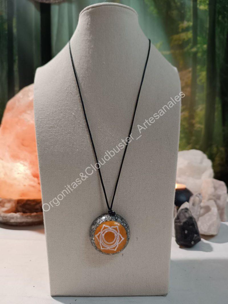 Orgonita Artesanal / Electronite Colgante o llavero Chakra Sacro formato Semiesfera