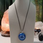 Orgonita Artesanal / Electronite Colgante o llavero Chakra Tercer Ojo formato Semiesfera