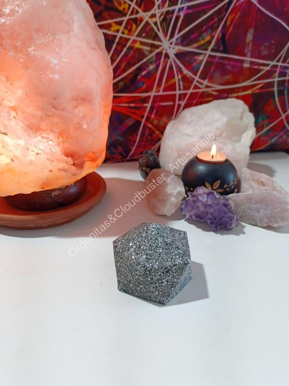 Orgonita Artesanal / Electronite Pirámide Facetada - Imagen 3