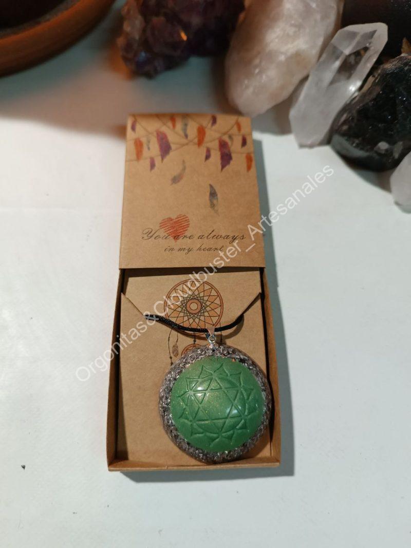 Orgonita Artesanal / Electronite Colgante o llavero Chakra Corazón o Cardíaco formato Semiesfera - Imagen 5