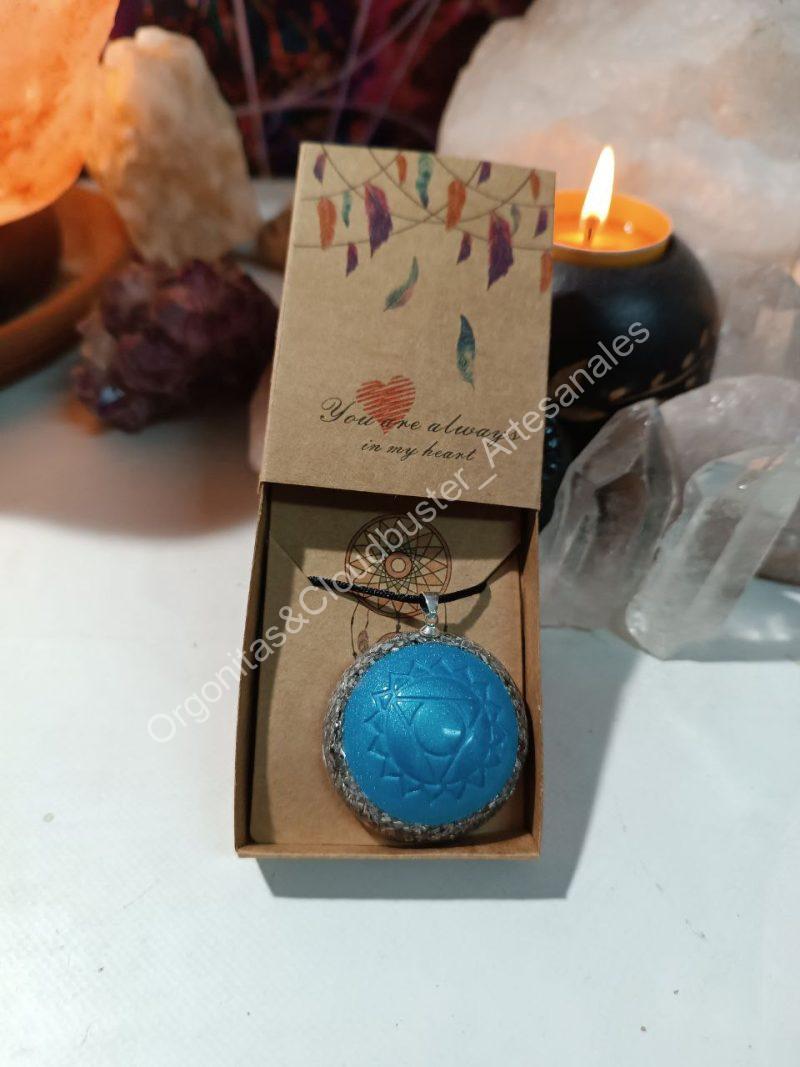 Orgonita Artesanal / Electronite Colgante o llavero Chakra de Garganta formato Semiesfera - Imagen 6