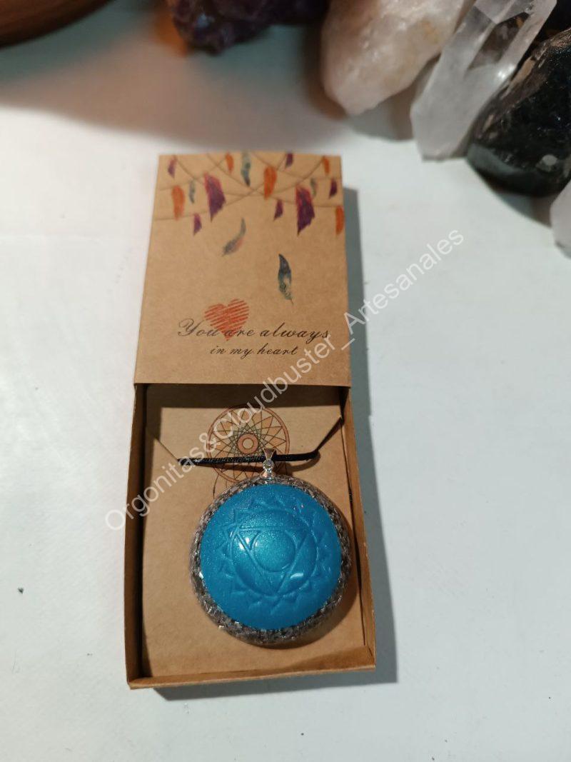 Orgonita Artesanal / Electronite Colgante o llavero Chakra de Garganta formato Semiesfera - Imagen 5